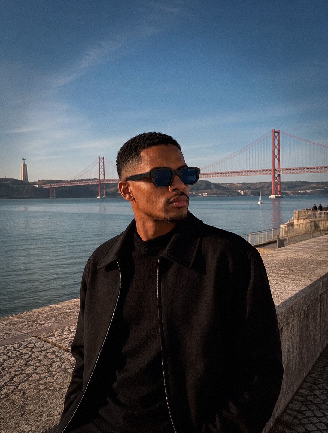 NUVOR Eyewear — homem junto ao rio Tejo em Lisboa